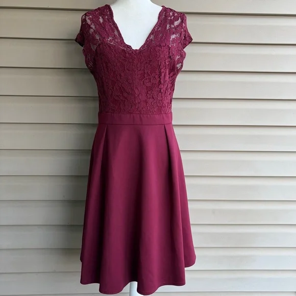 •Miusol• Burgundy Lace Fit & Flare V-Neck Event Dress - Size XL - Picture 2 of 7